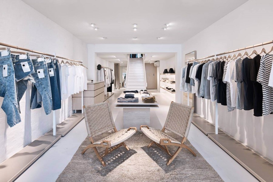 Vì sao không nên diện chân váy lụa tới công sở?